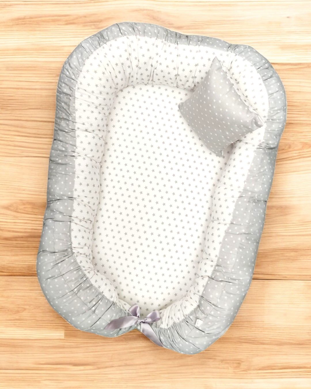 Ninho de bebé cinzento com estrelas e almofadinha