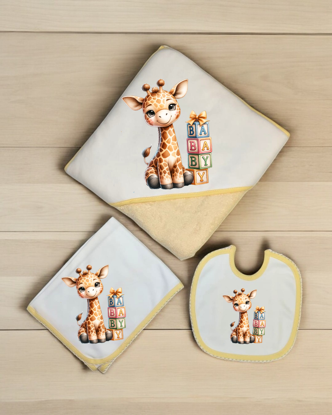 Conjunto de roupa de bebé com manta, toalha e babete azul claro com desenho de girafa e blocos BABY