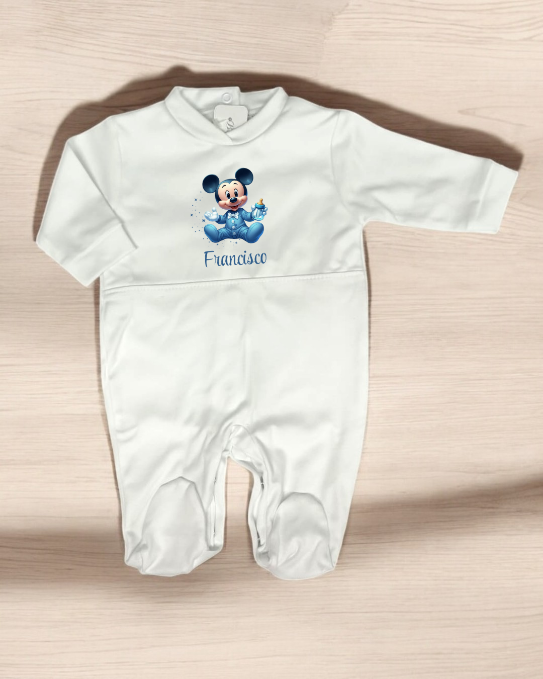 Macacão branco de bebé com estampa do Mickey Mouse azul e nome Francisco
