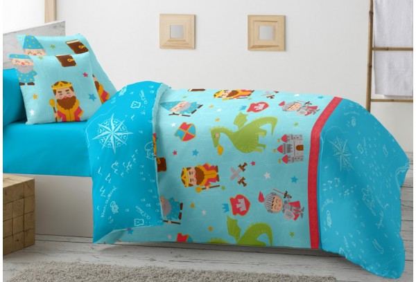 Colcha azul com estampado de personagens medievais em cama individual