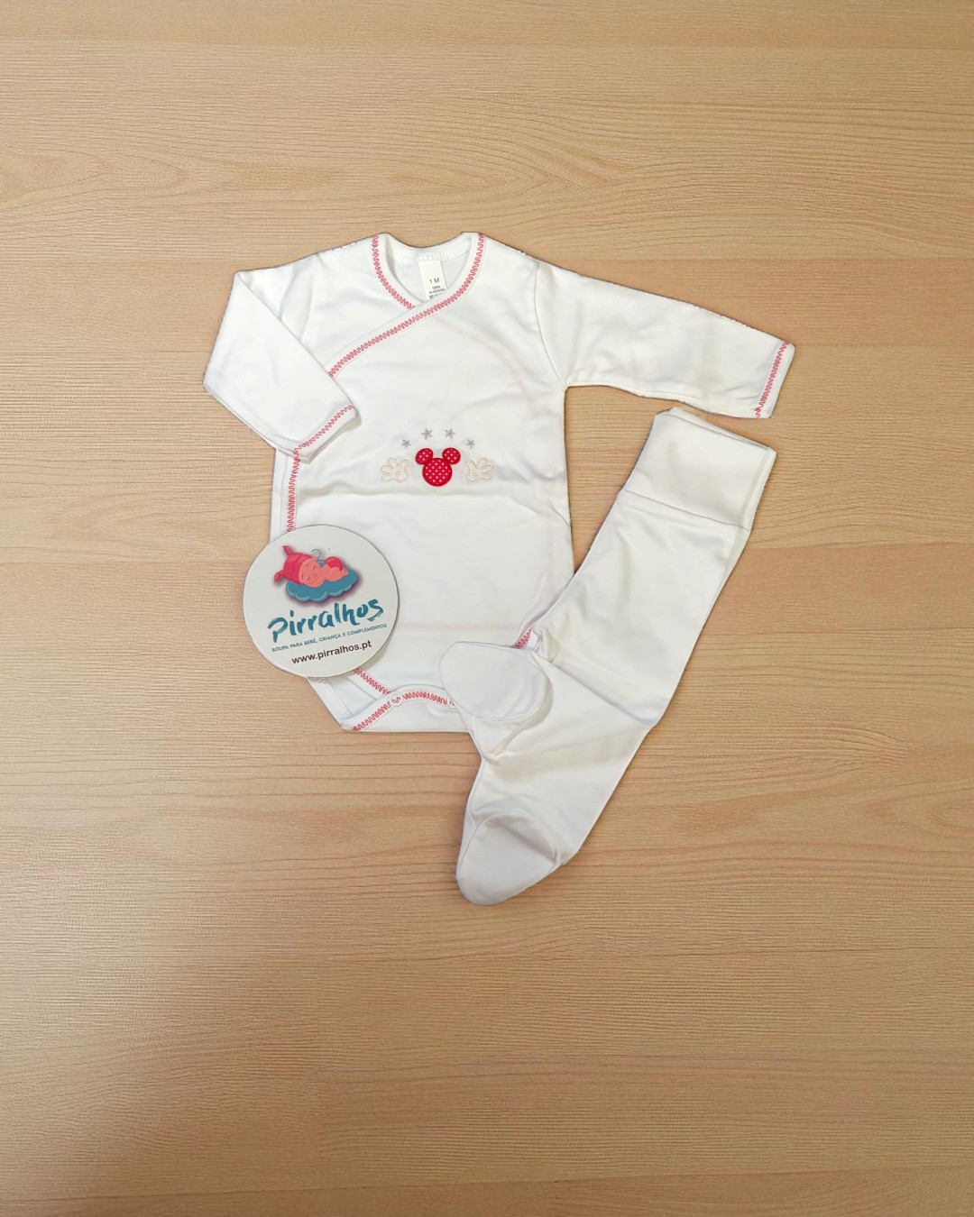 Conjunto de roupa de bebé branco com bordados vermelhos e etiqueta Pirralhos