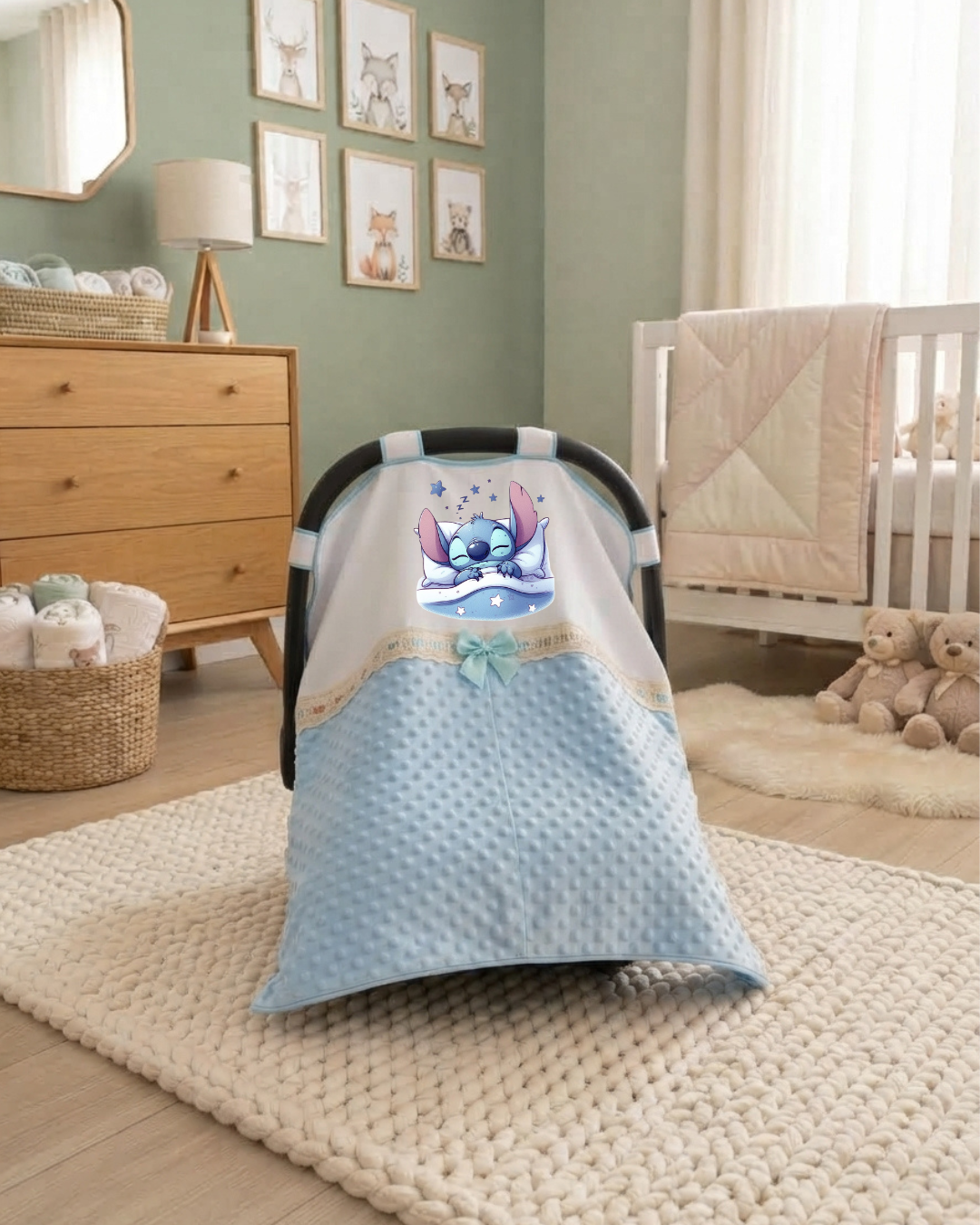 Capa azul com texto Disney Stitch numa cadeira preta num quarto de bebé com tapete e móveis