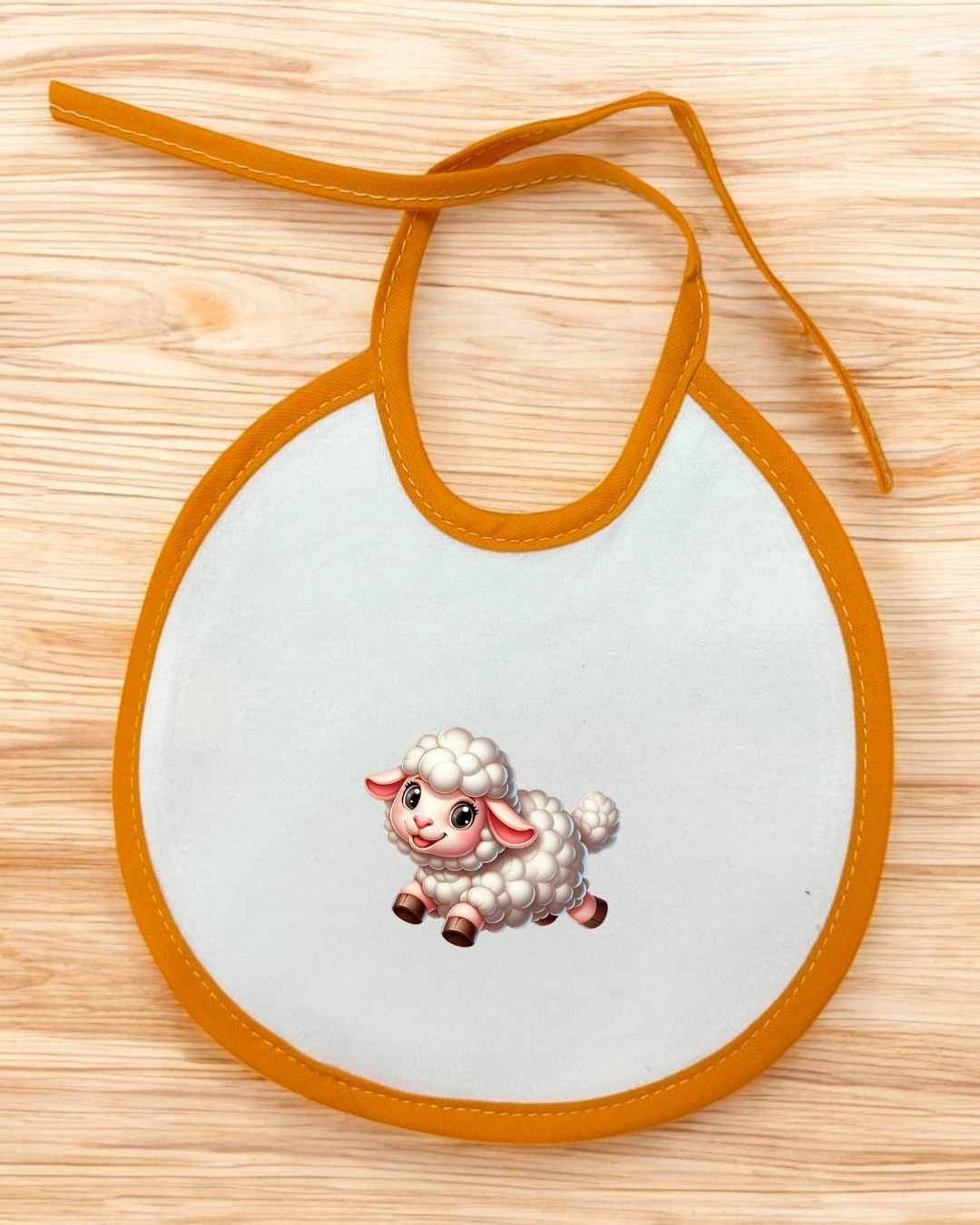 Babete branco com bordas laranja e estampa de carneirinho