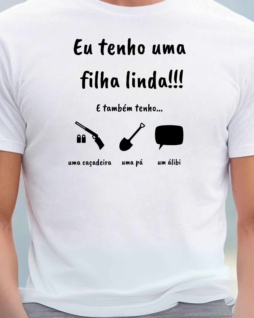 Camisola branca com texto e imagens a preto sobre filha, caçadeira, pá e álibi
