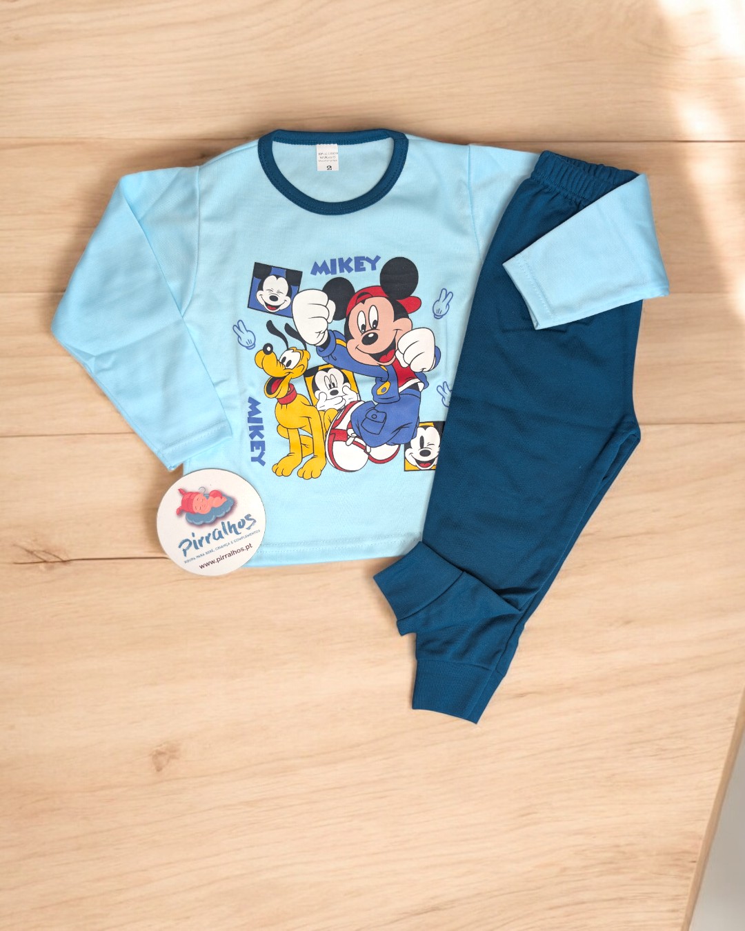 Conjunto de roupa infantil azul clara e azul escuro com personagem Mickey na camisola