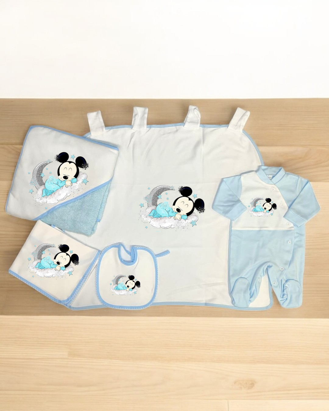 Conjunto de roupa e acessórios de bebé com desenho de personagem a dormir na lua