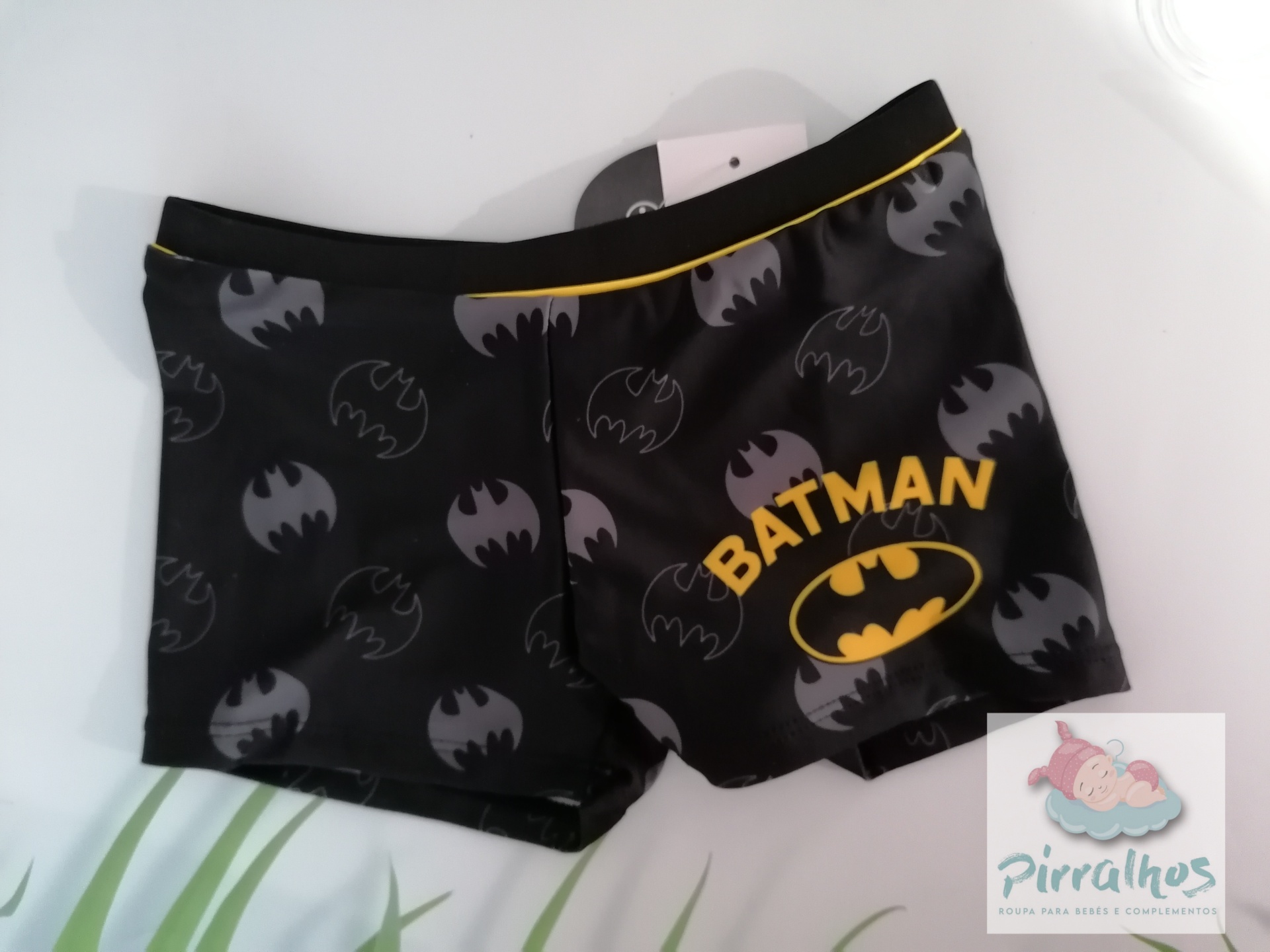 Calção de banho infantil estilo boxer preto com logótipo Batman em amarelo e cinzento