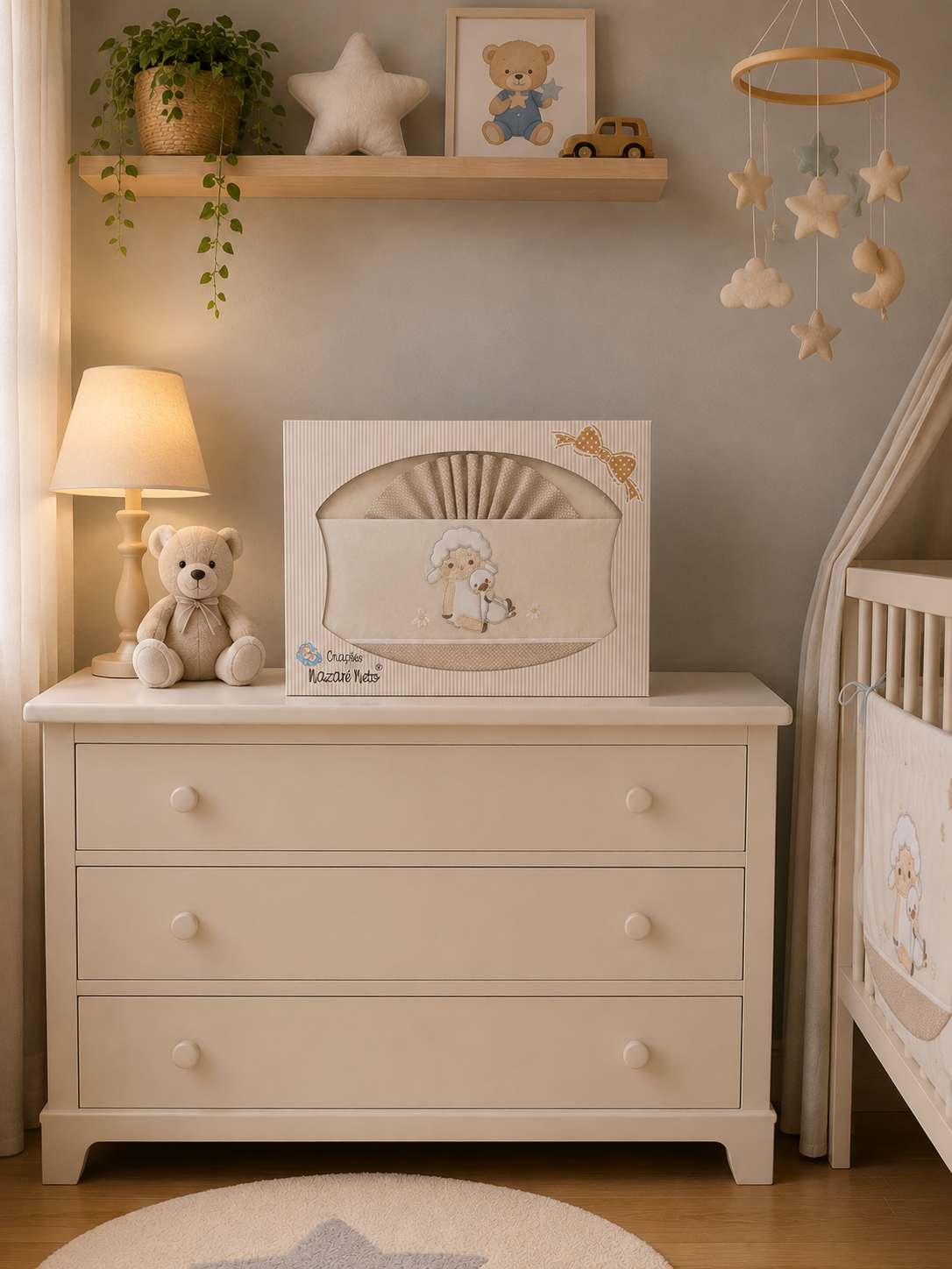 Quarto de bebé beige com cómoda, candeeiro, peluche, móbile, prateleira com decoração e berço