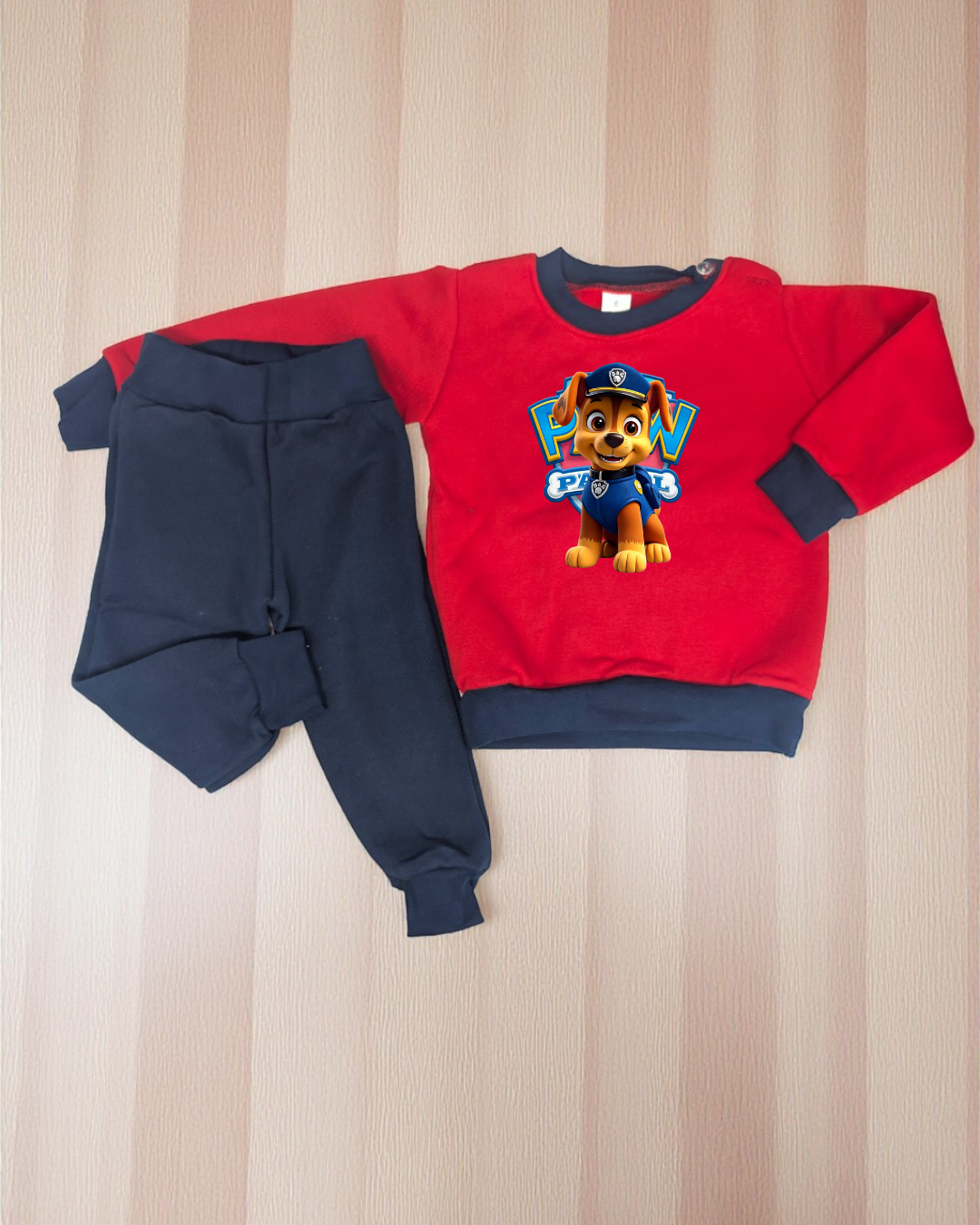 Conjunto infantil vermelho e azul com estampa de personagem de desenho animado