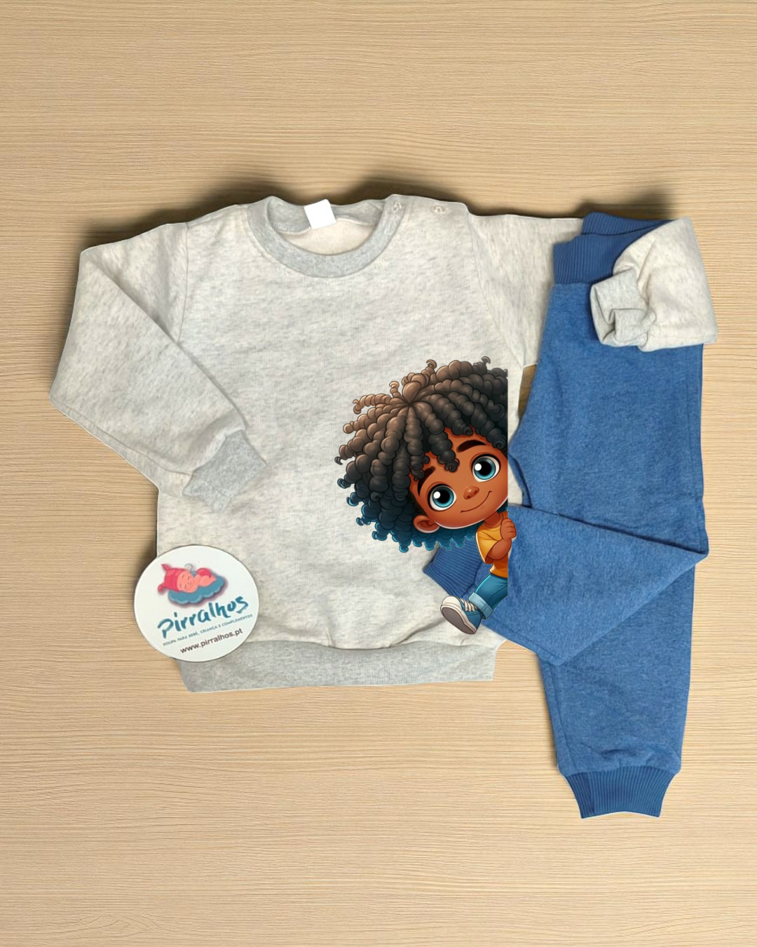 Conjunto roupa criança camisola cinza e calças azuis com personagem desenhada