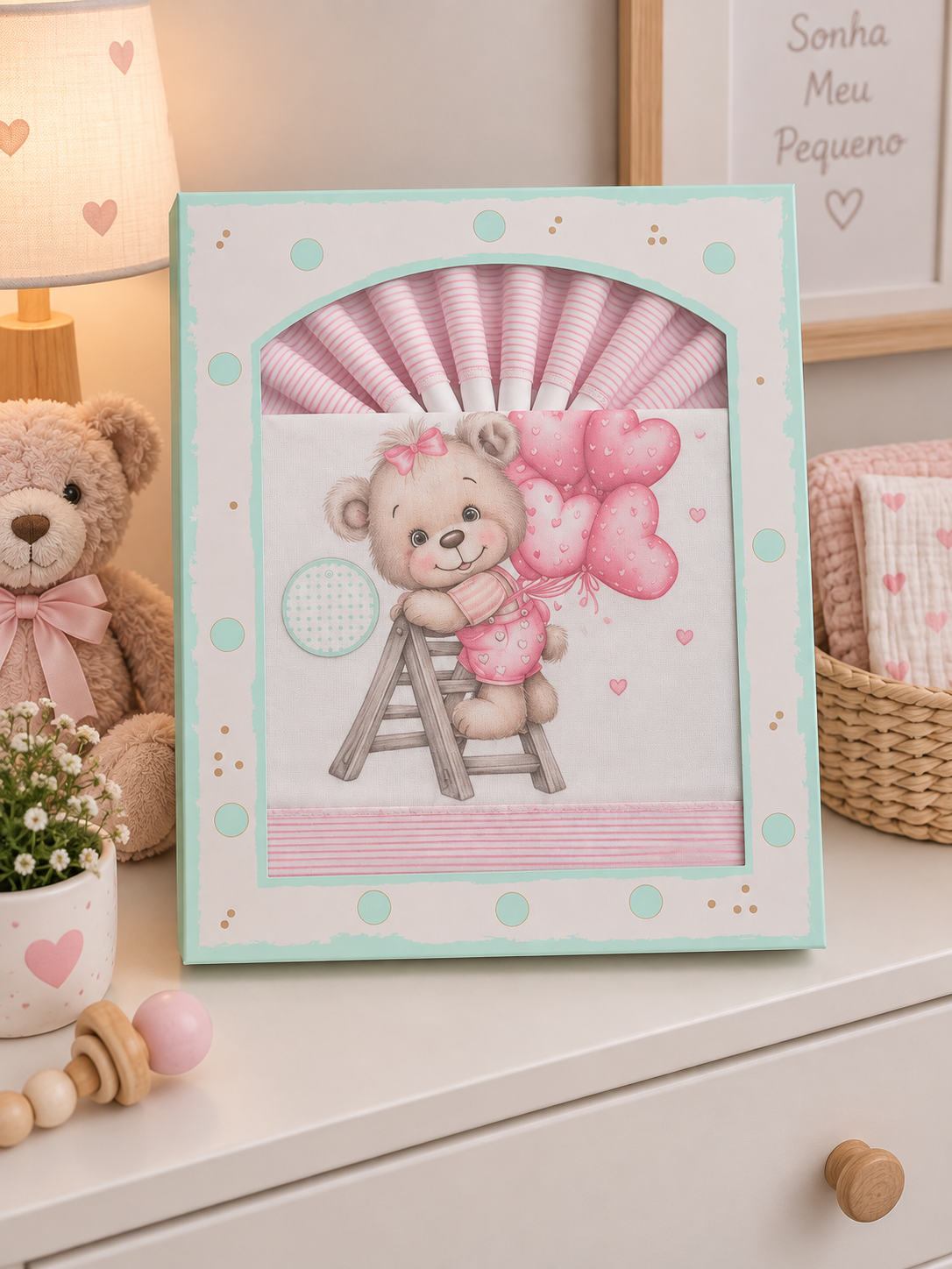 Conjunto de fraldas com tema ursinho e balões em embalagem decorativa