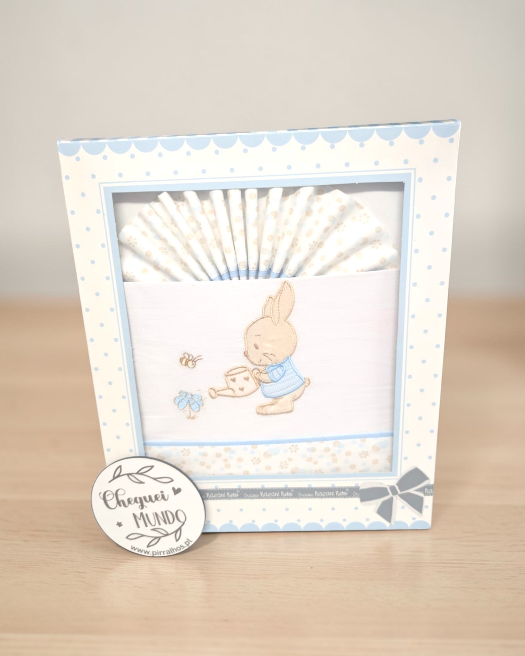 Jogo de lençóis para bebé com bordado de coelho e embalagem azul com bolinhas