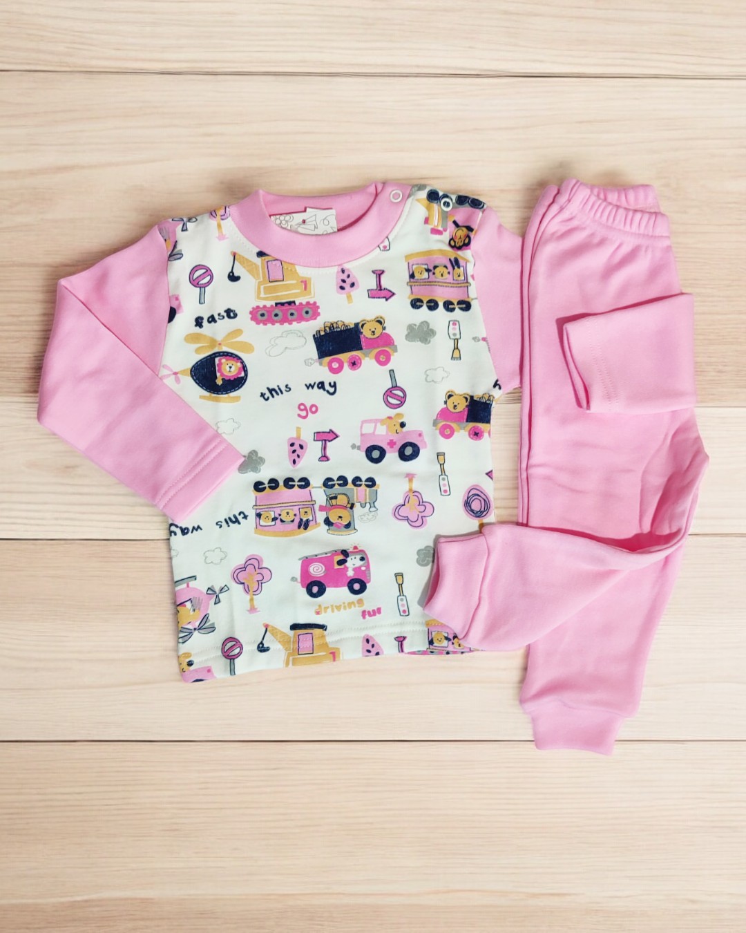 Pijama infantil rosa com camisola estampada de veículos e calças cor de rosa