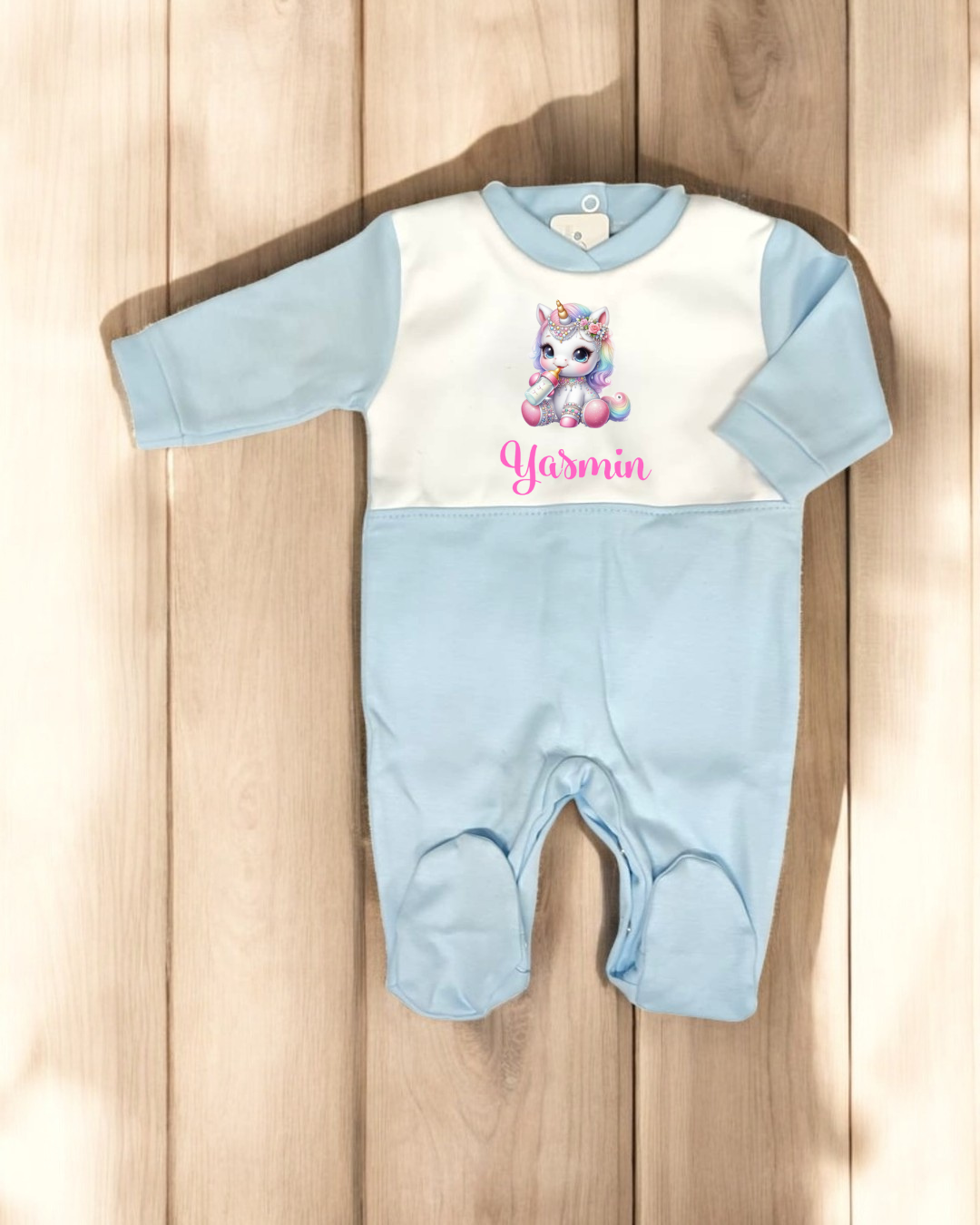 Pijama de bebé azul claro e branco com unicórnio e nome Yasmin