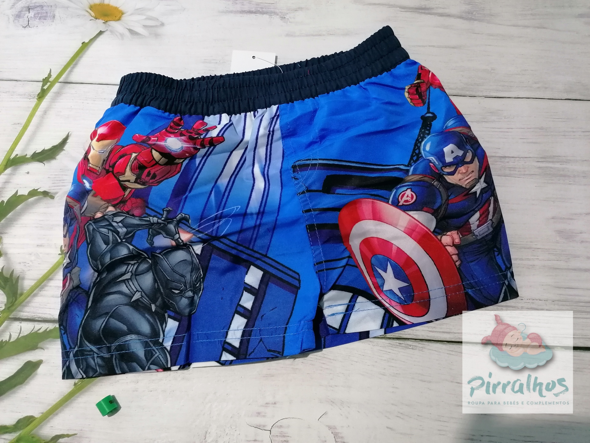 Calções de criança com estampado dos Vingadores com personagem Capitão América e Homem de Ferro