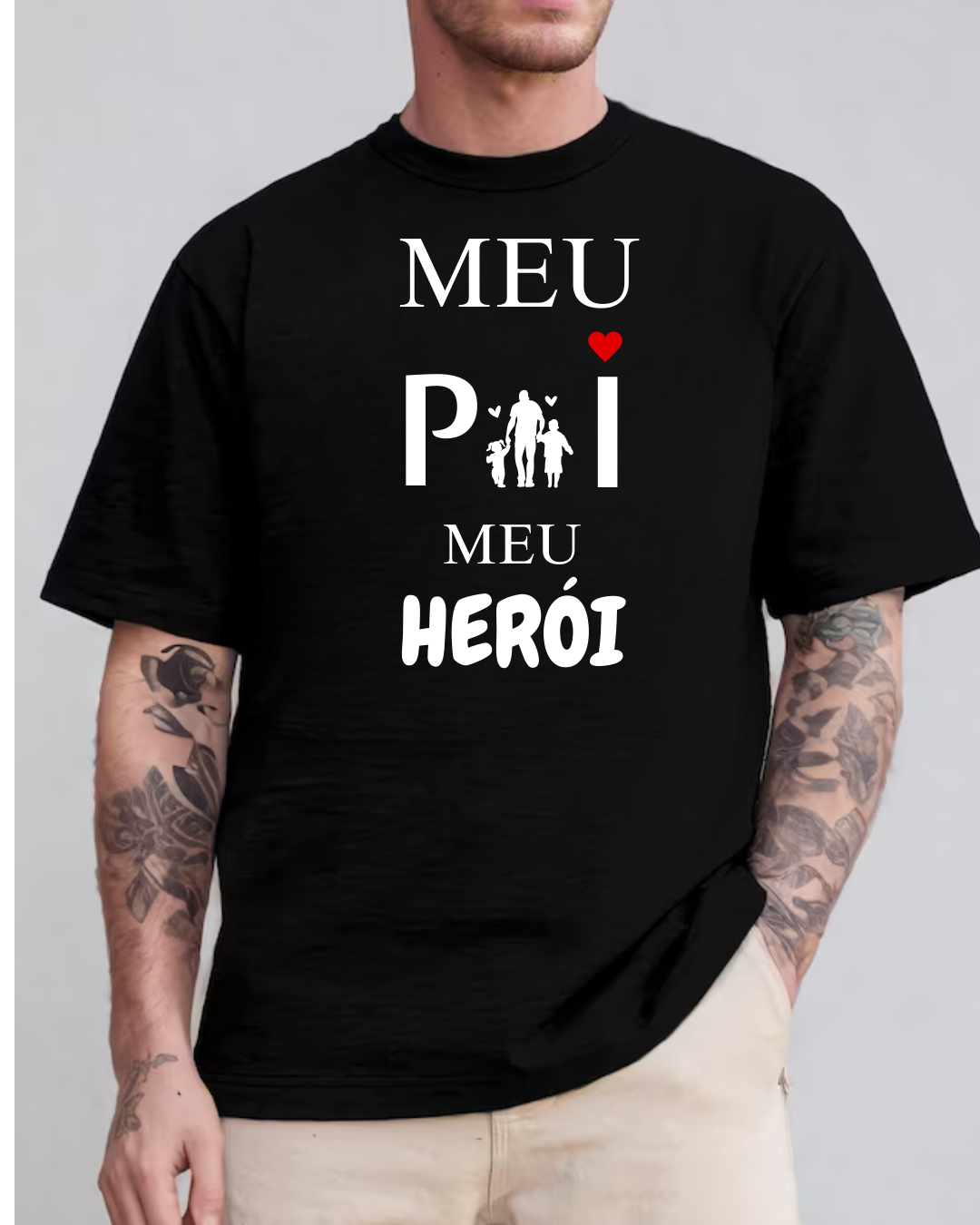T-shirt preta com texto branco e vermelho 'MEU PAI MEU HERÓI' em português.