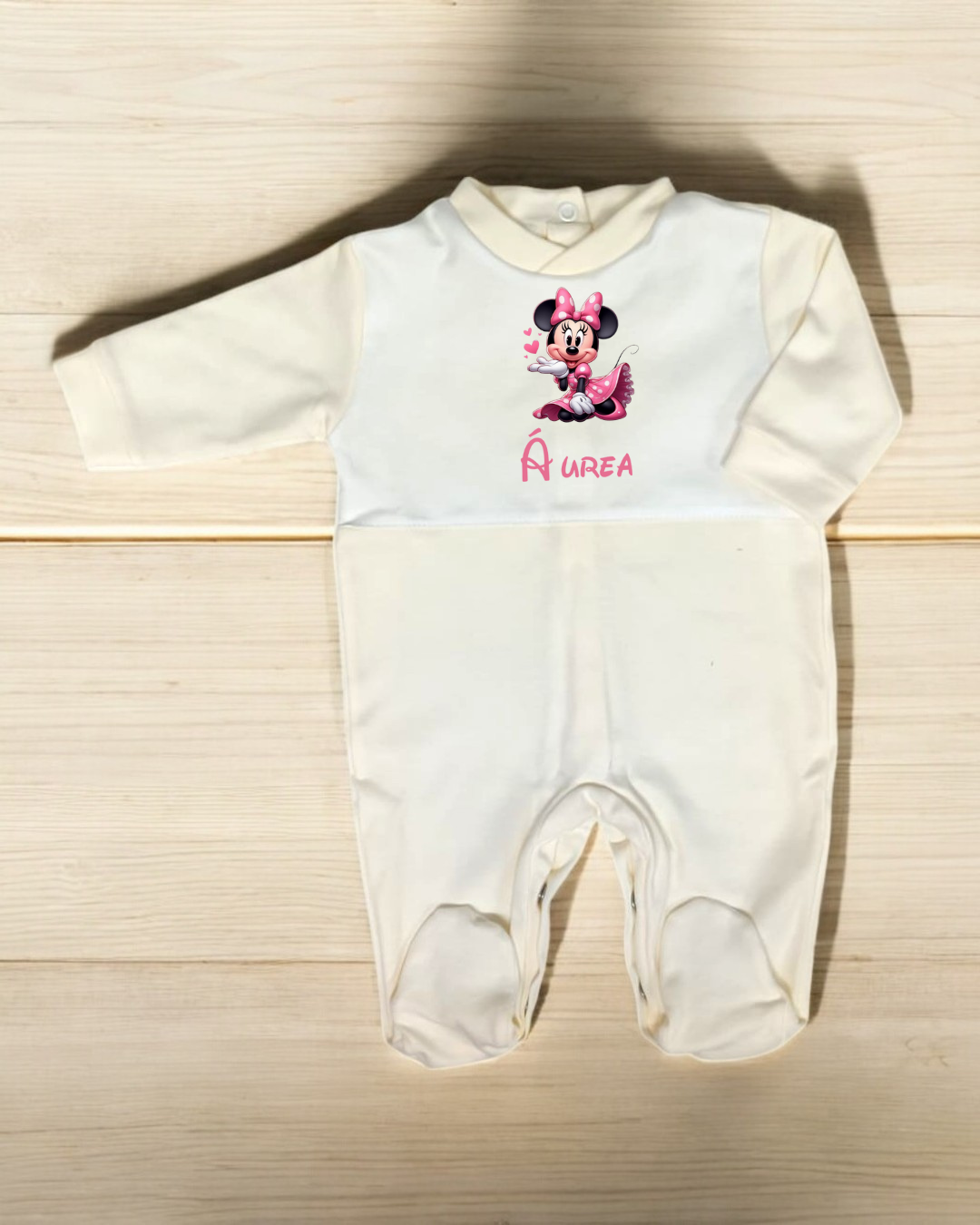 Pijama branco de bebé com estampa Minnie Mouse e texto ÁUREA