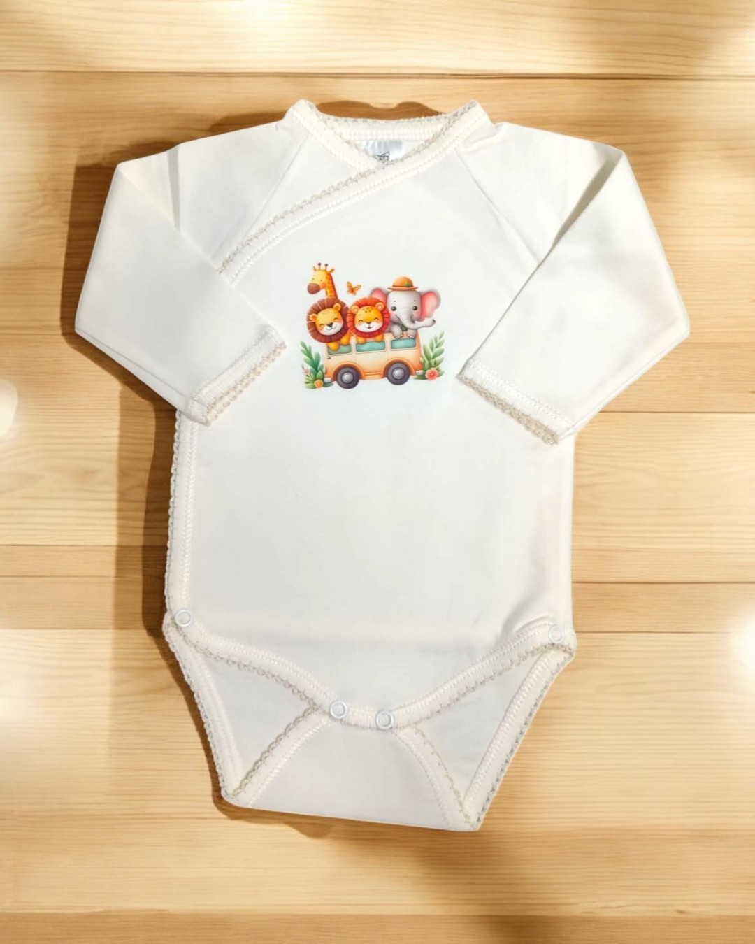 Body de bebé branco com manga comprida e desenhos de animais coloridos ao centro