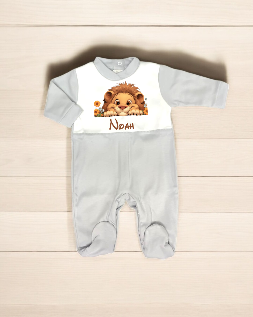 Macacão de bebé cinza claro com estampa de leão e nome NOAH
