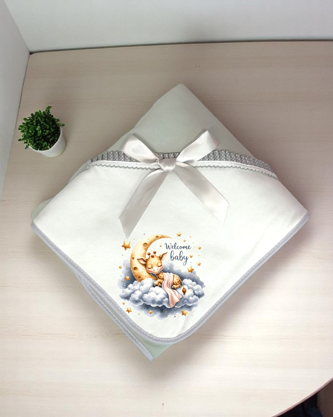 Manta de bebé branca com fita de cetim e desenho de gato a dormir na lua