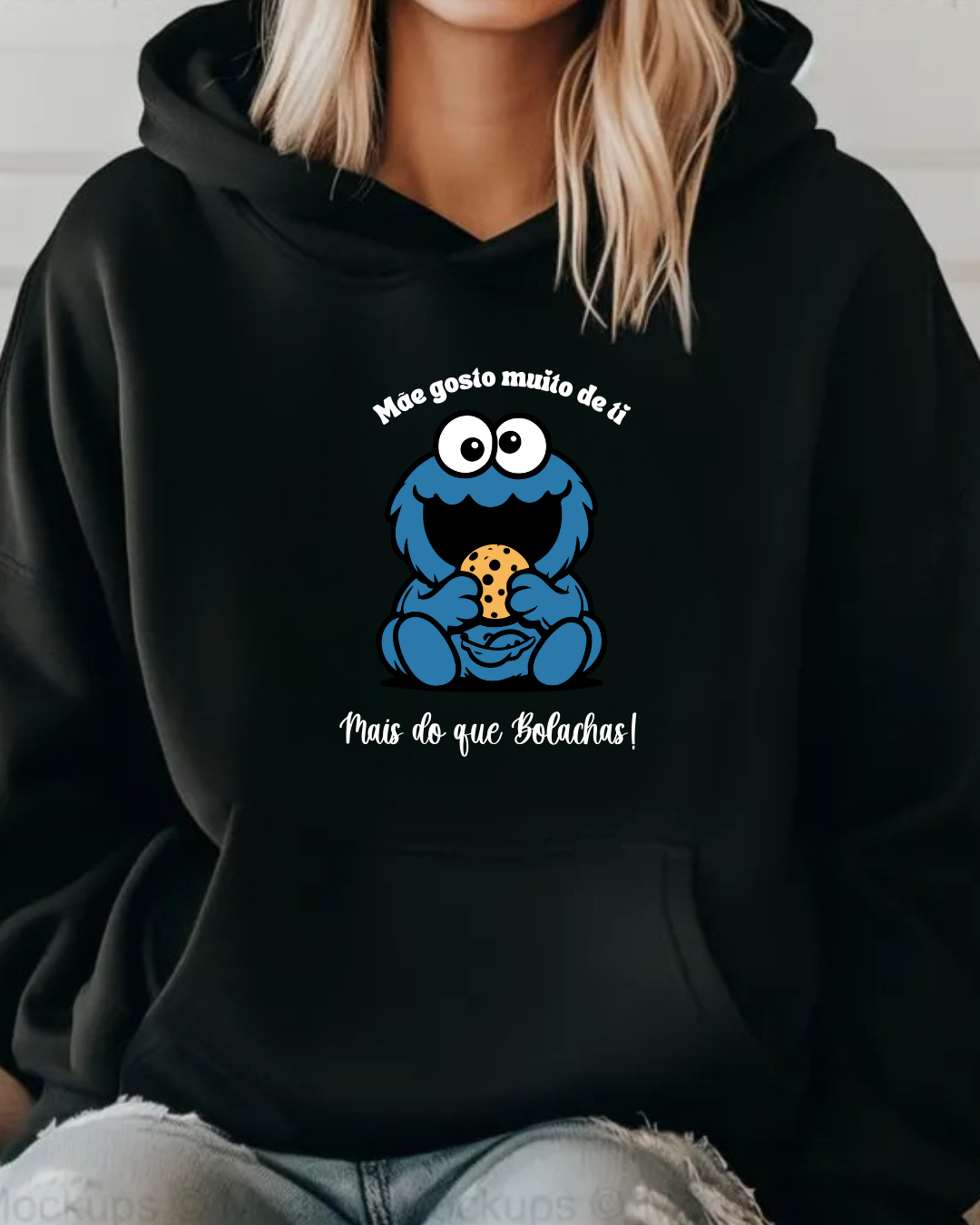 Sweatshirt preta com estampa azul e texto em português