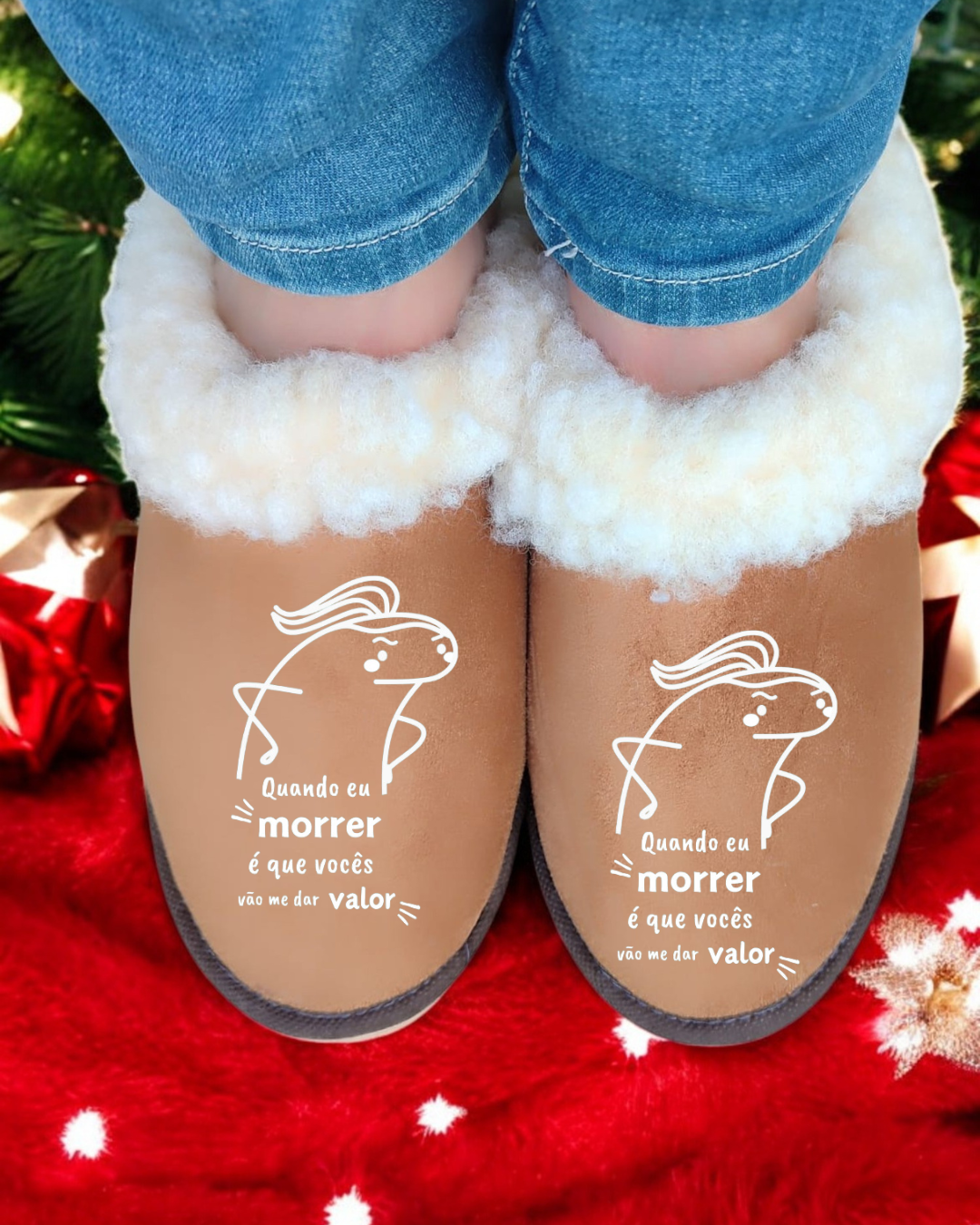 Chinelos castanhos felpudos com texto em branco e calças de ganga num cenário natalício