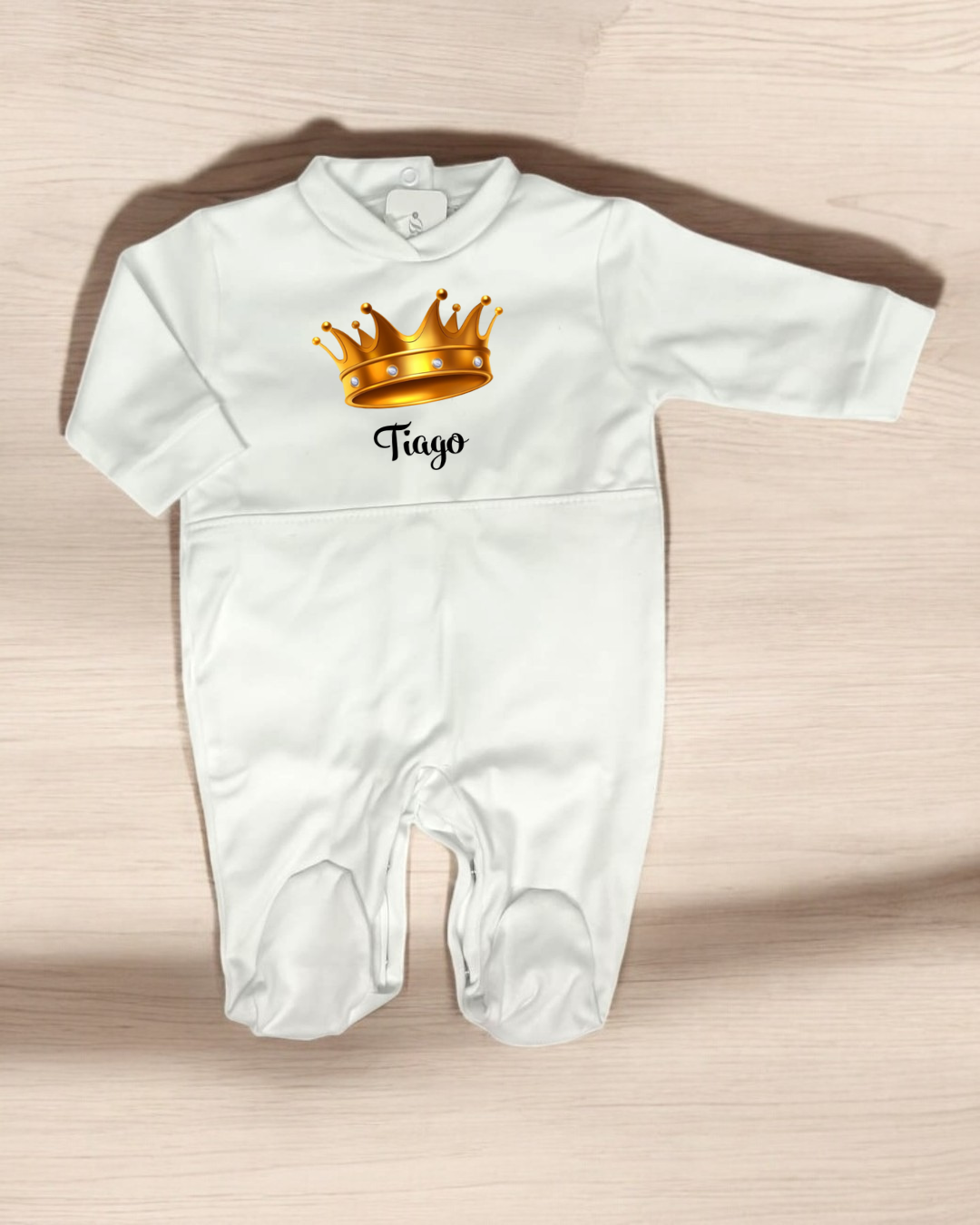 pijama branco para bebé com coroa dourada e nome Tiago
