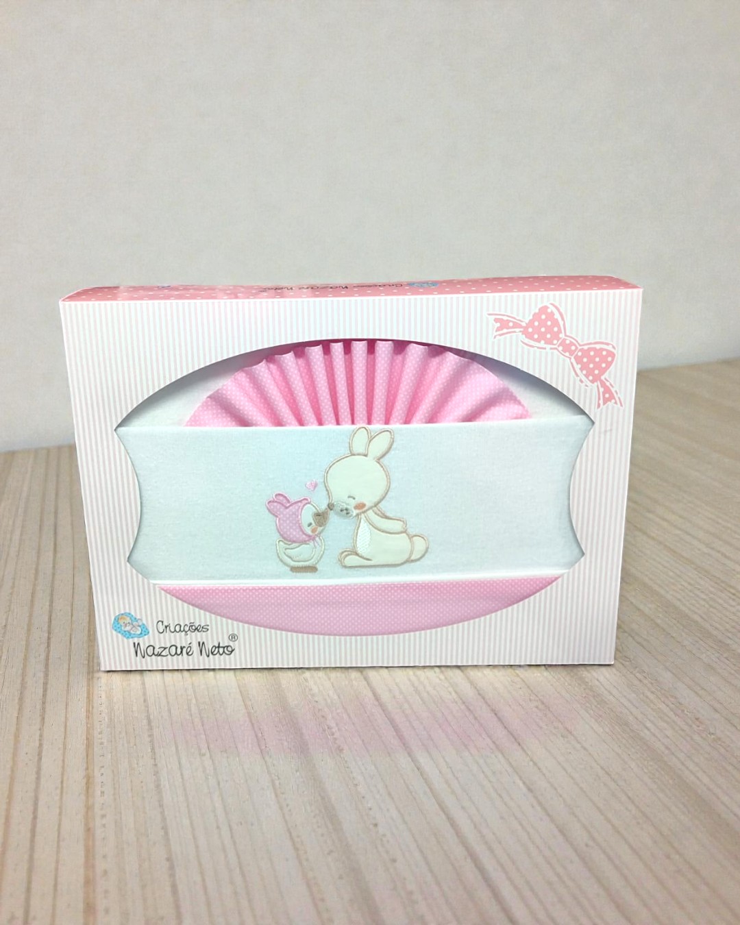 Kit de têxtil infantil rosa e branco com estampa bordada de coelho e pato em caixa decorativa