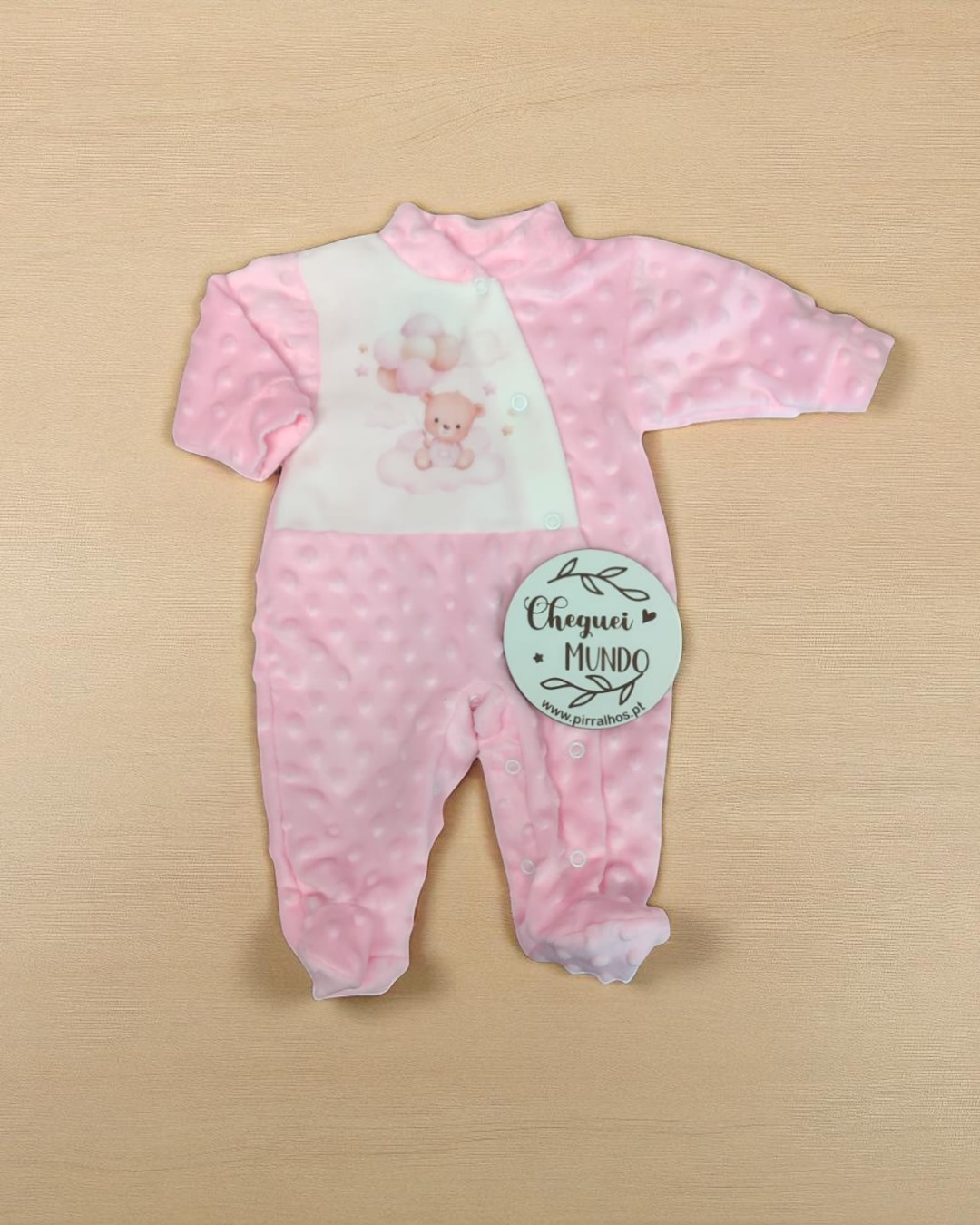 Macacão de bebé rosa com desenhos e textura de bolinhas