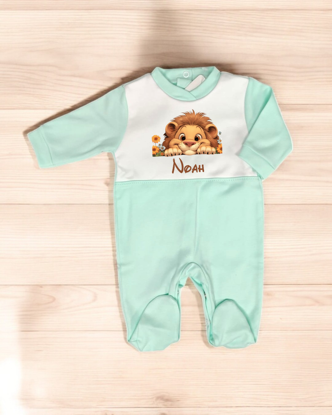 Macacão de bebé azul claro e branco com leãozinho e texto Noah