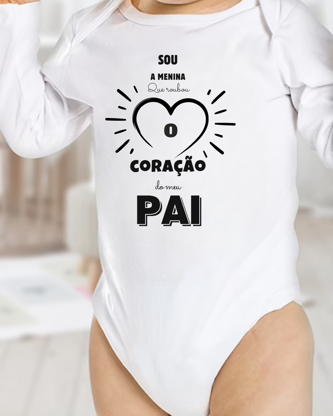 Body branco para bebé com texto preto e coração impresso.