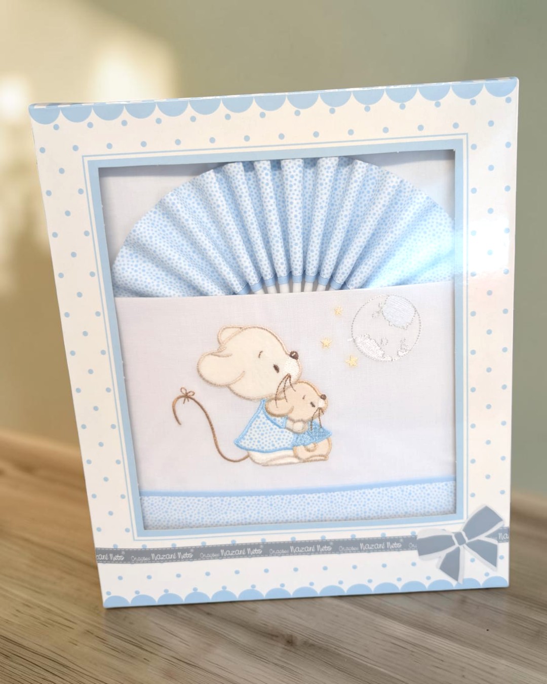 Conjunto de bebé branco e azul com desenho de ratinhos na caixa de presente