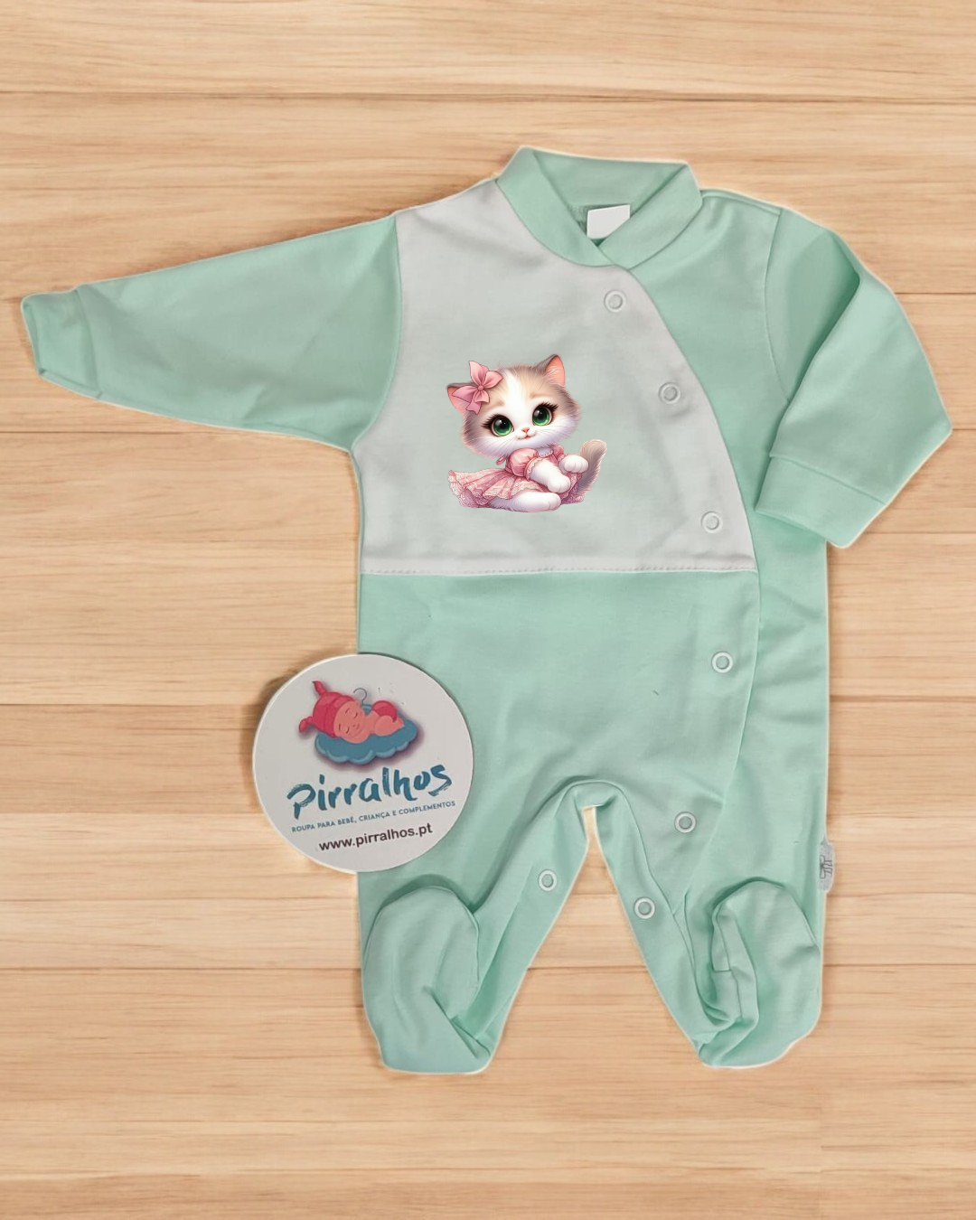 Pijama de bebé verde claro e branco com estampado de gatinho cor-de-rosa