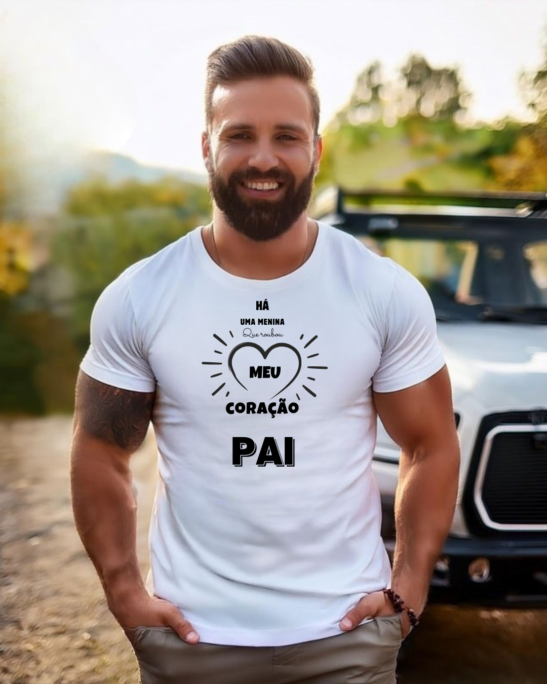Homem com t-shirt branca com texto preto em ambiente exterior