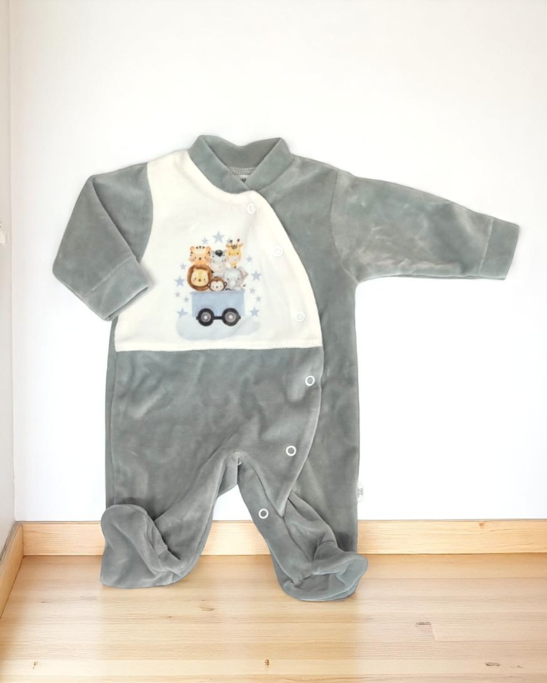 Pijama de bebé em tecido suave cinza com painel branco e desenho de animais na carrinha azul