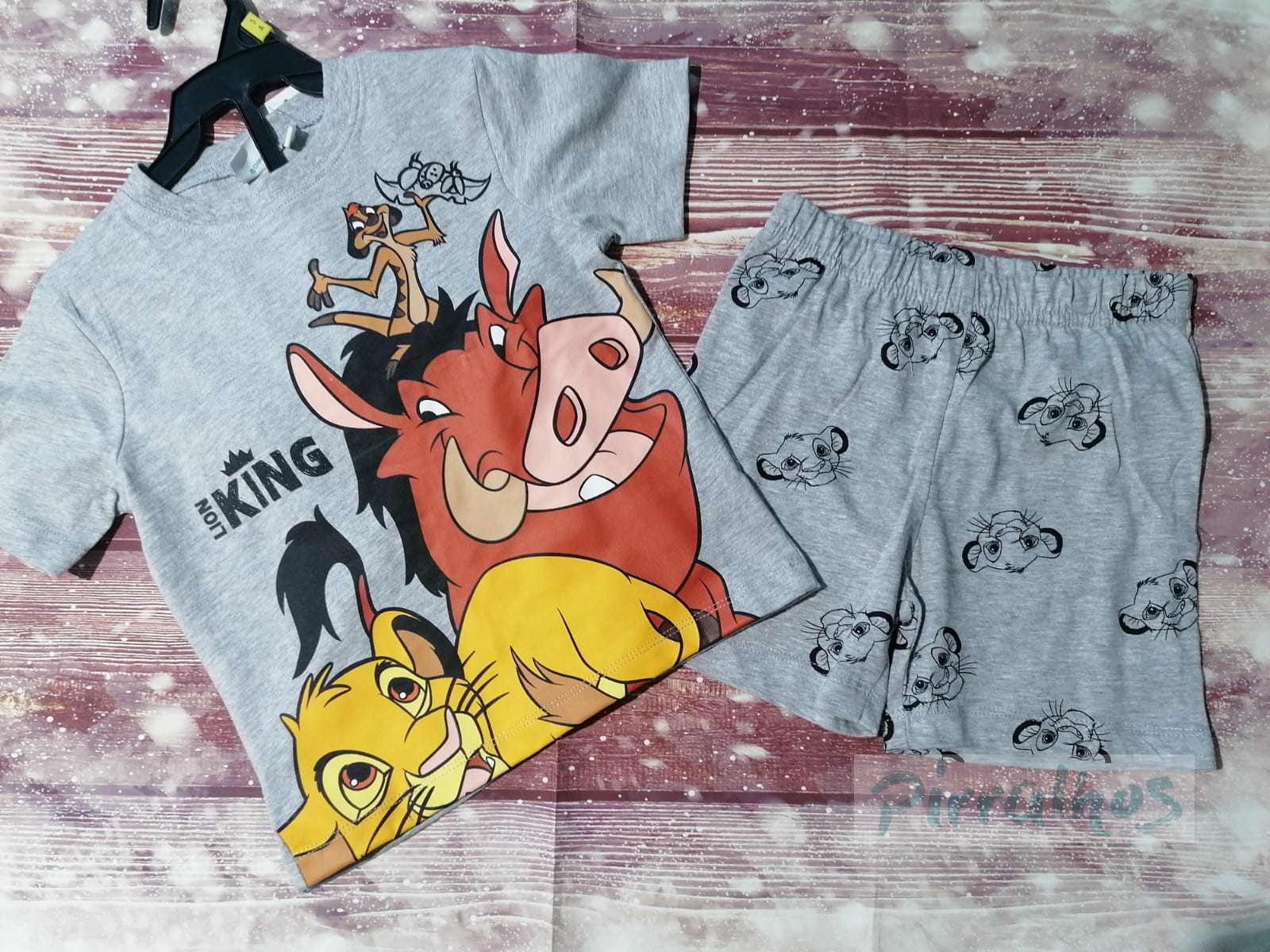 Conjunto infantil com t-shirt e calções cinzentos com personagens do Rei Leão