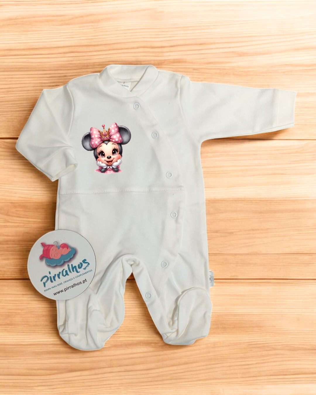 Macacão branco de bebé com imagem Minnie Mouse e etiqueta da marca