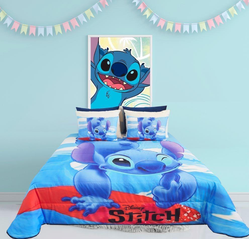 Roupa de cama infantil azul com personagem Stitch da Disney e decoração de parede com desenho do Stitch