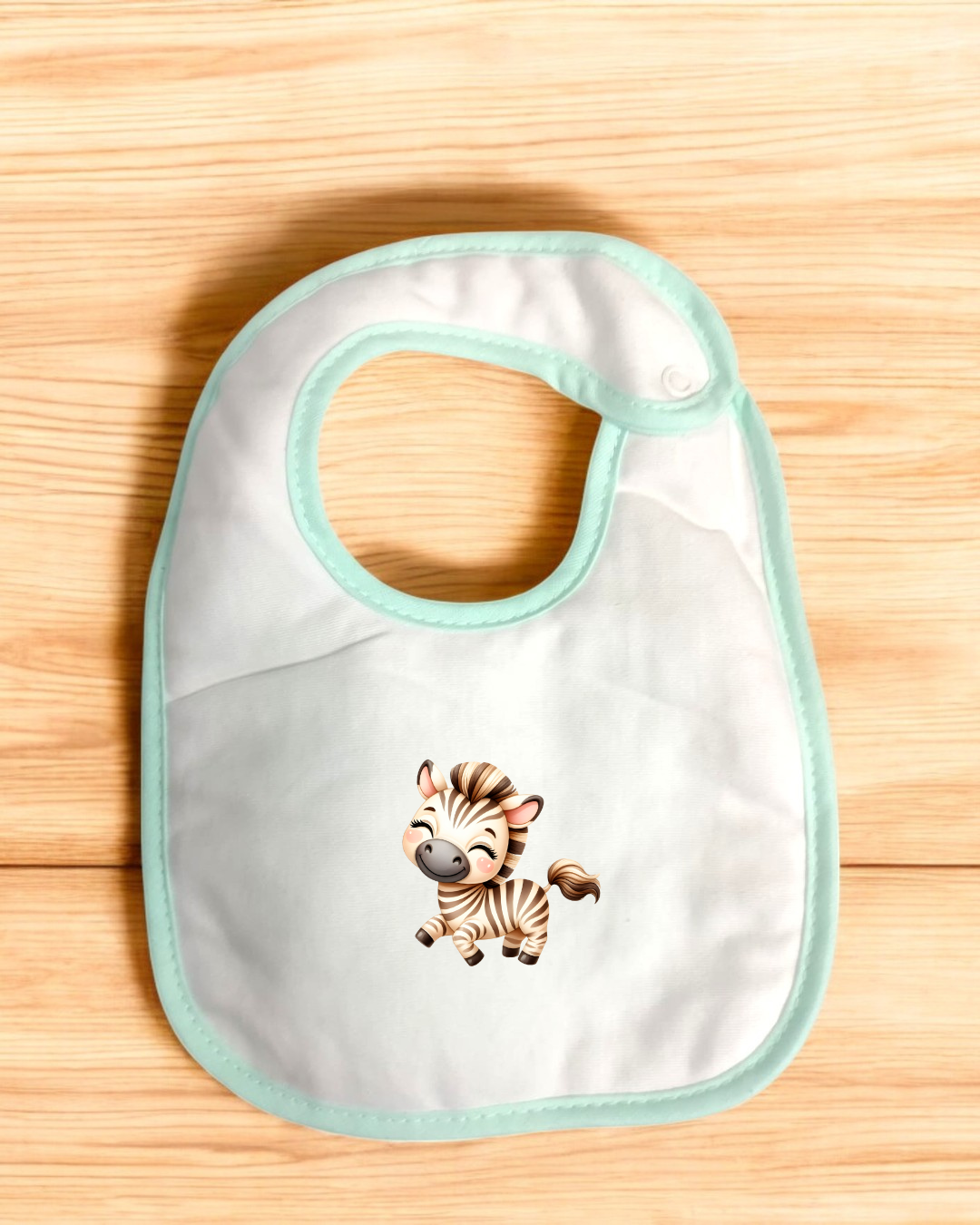 Babete de tecido branco com margem verde-claro e estampado de zebra sorridente