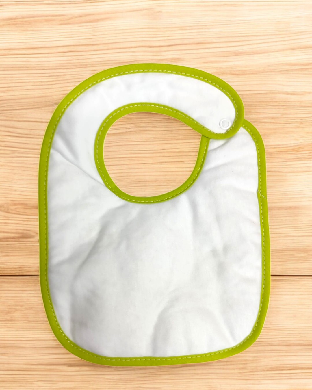 Babete de bebé branco com borda verde lima