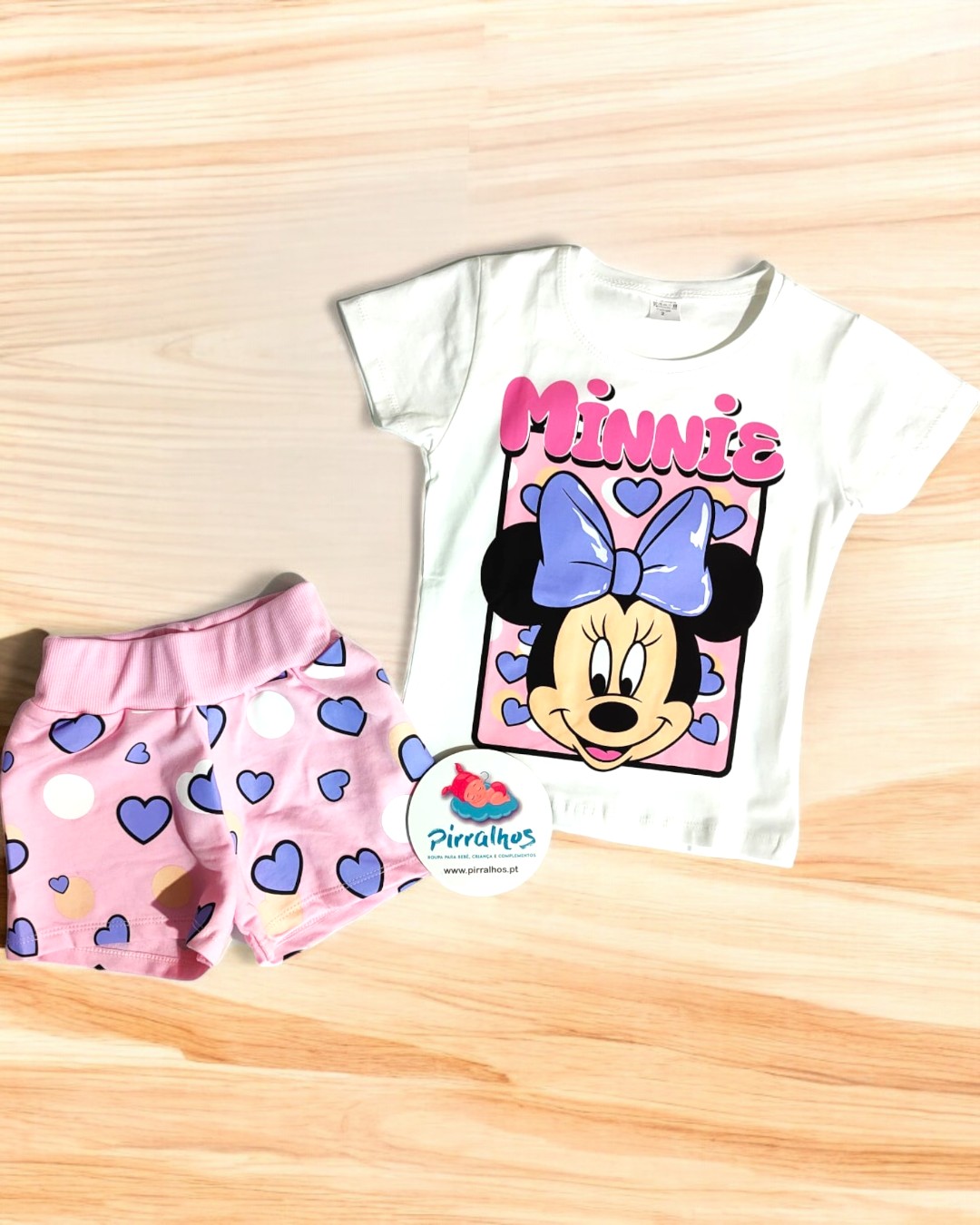 Conjunto infantil Minnie com T-shirt branca e calções cor-de-rosa com corações