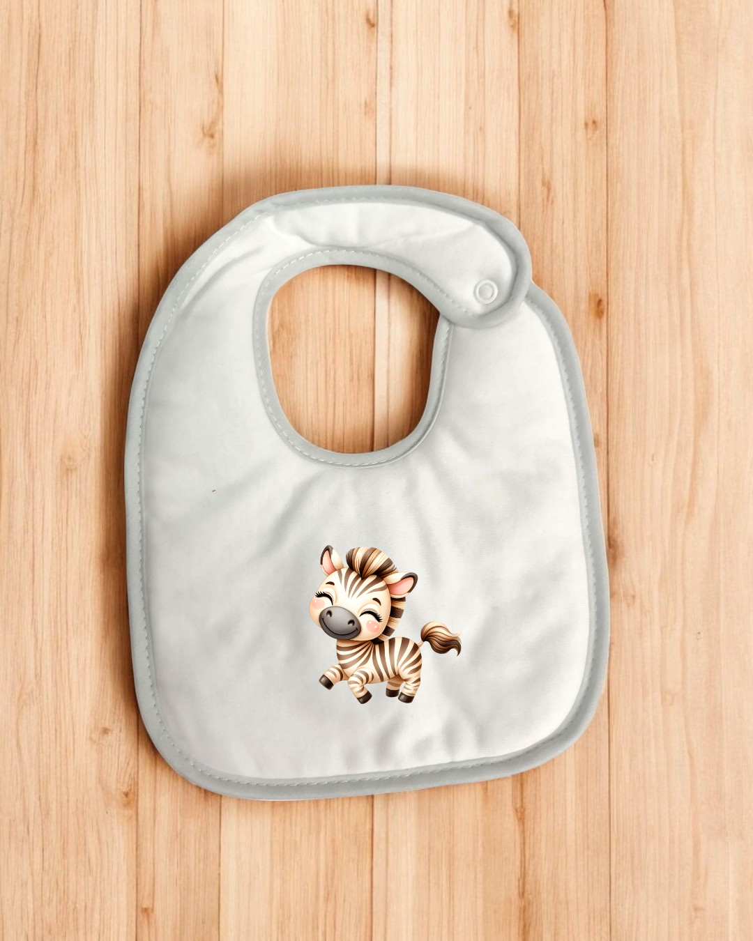 Babete branco para bebé com ilustração de zebra e acabamento cinza