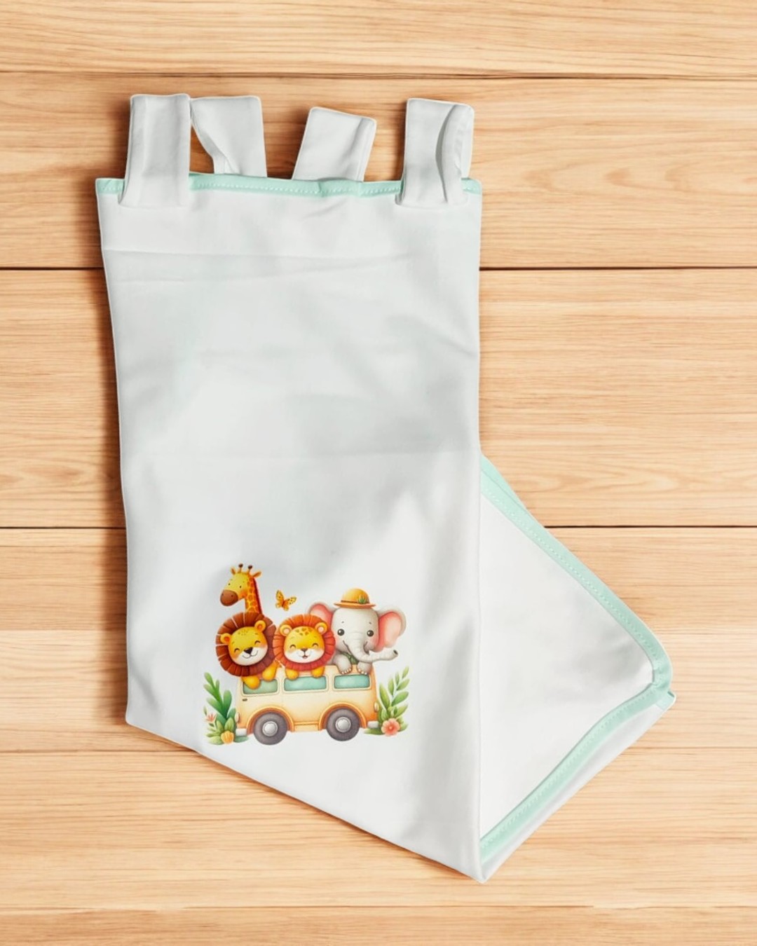 Cortina branca com ilustração de animais em carrinho