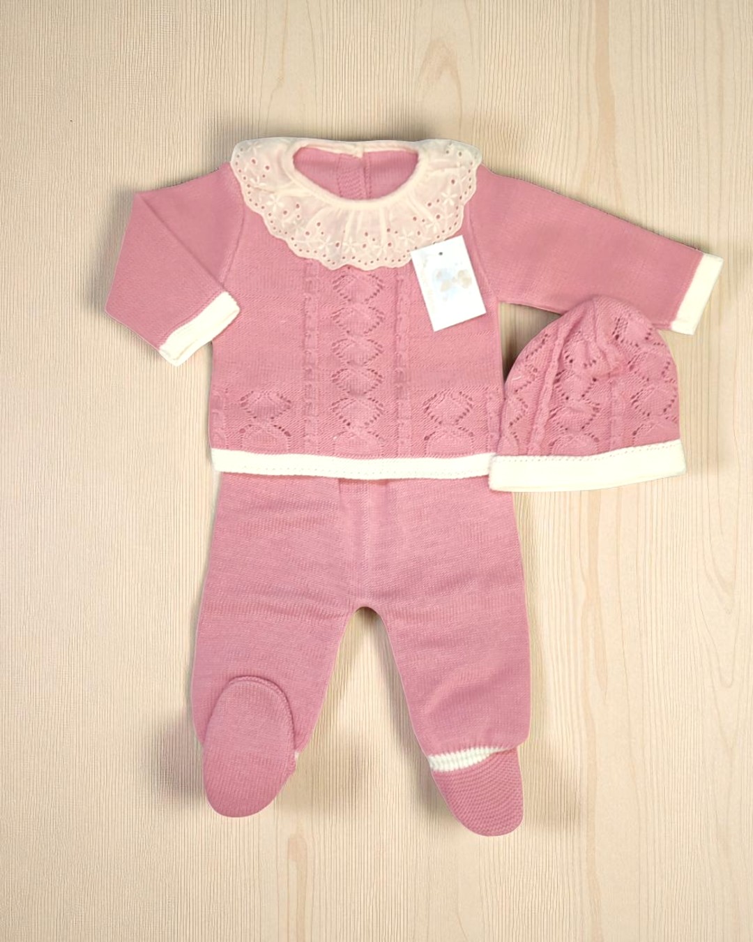 Conjunto de bebé rosa com camisola, calças e gorro em malha