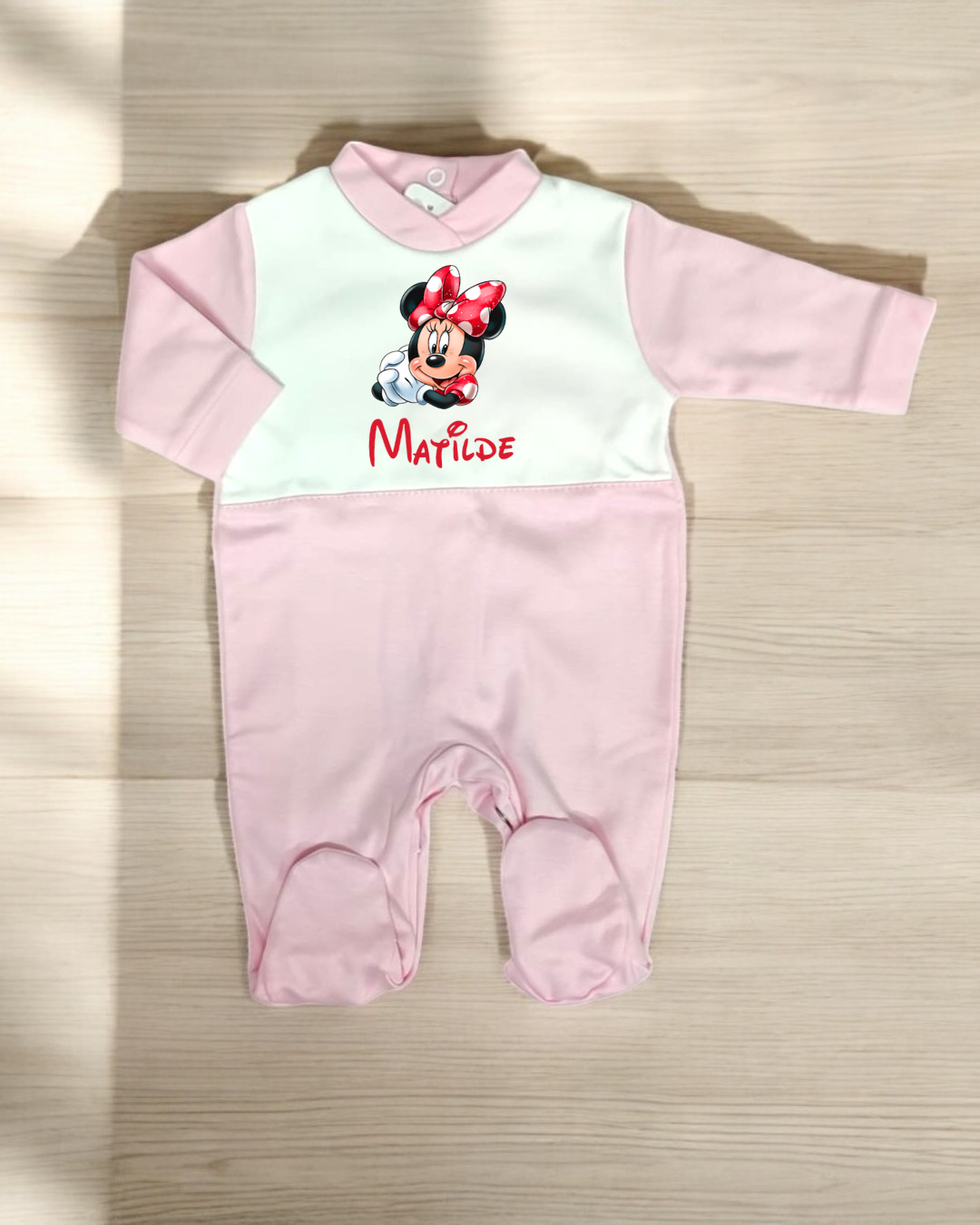 Macacão rosa e branco para bebé com imagem da Minnie Mouse e texto Matilde