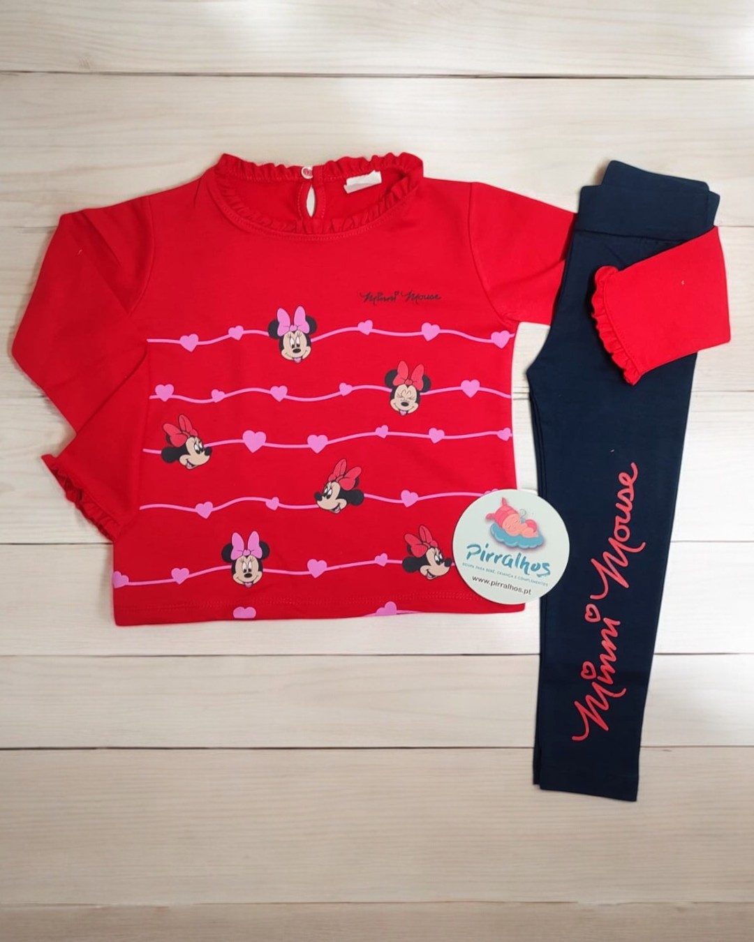 Conjunto infantil Minnie Mouse com camisola vermelha estampada e calças azuis com texto