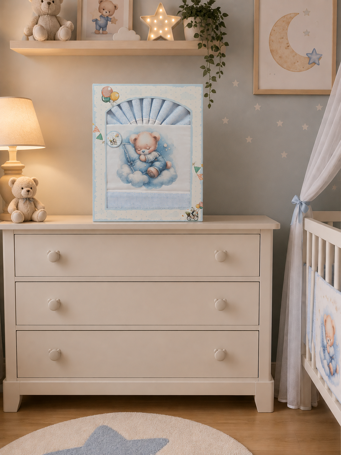 Quarto de bebé com cómoda bege, roupa de cama azul clara com urso e decoração temática de nuvens e estrelas.