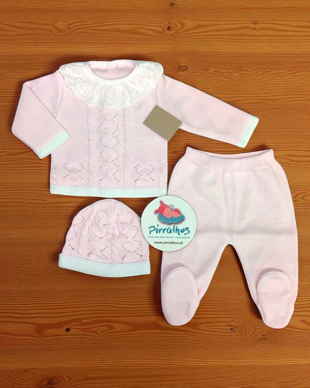 Conjunto de roupa de bebé rosa com gola branca e touca tricotada