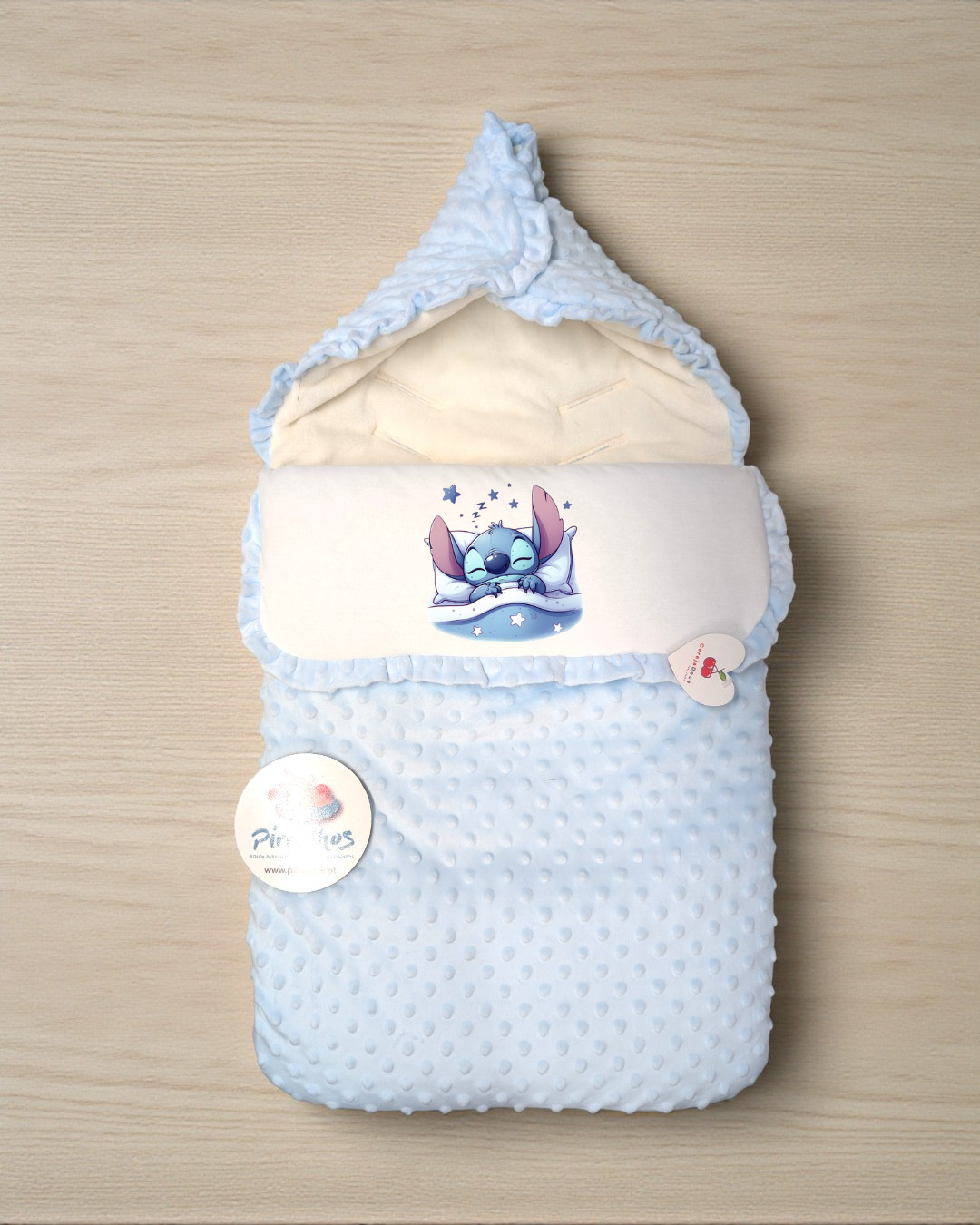 Saco de bebé azul claro com textura e estampado de personagem a dormir