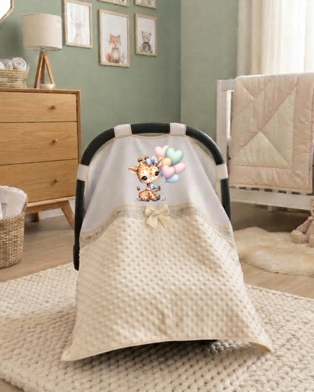 Cobertura de tecido cru com estampa de girafa numa cadeirinha de bebé